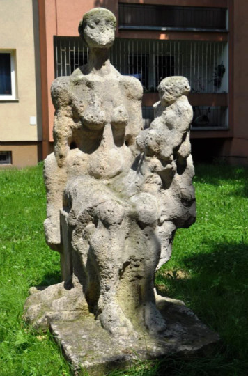 Rzeźba na osiedlu Piastów