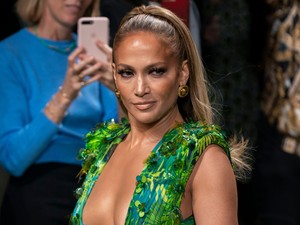 Igen, Jennifer Lopez megmutatta az ikonikus-botrányos Versace ruhájának a sportos változatát