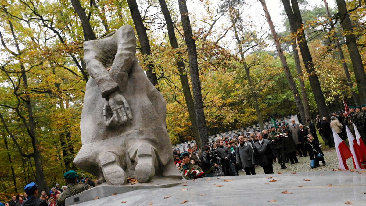 Kilkaset osób uczciło dziś na toruńskiej Barbarce pamięć osób straconych w tym miejscu w czasie okupacji hitlerowskiej w październiku 1939 roku. W obchodach 79. rocznicy mordu wzięli udział m.in. parlamentarzyści, przedstawiciele lokalnych władz, harcerze i kombatanci.