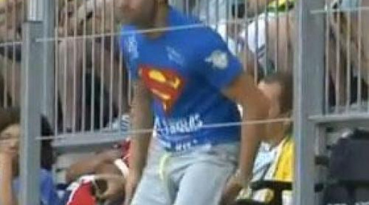 Kerekesszékes férfi rohant be a pályára a meccs alatt - videó