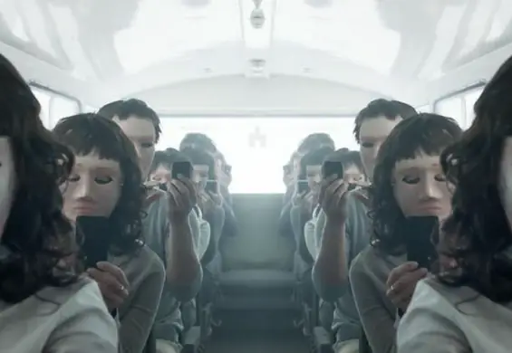 Wizja twórcy serialu "Black Mirror" znów się sprawdza. Co Brooker przewiduje po pandemii?