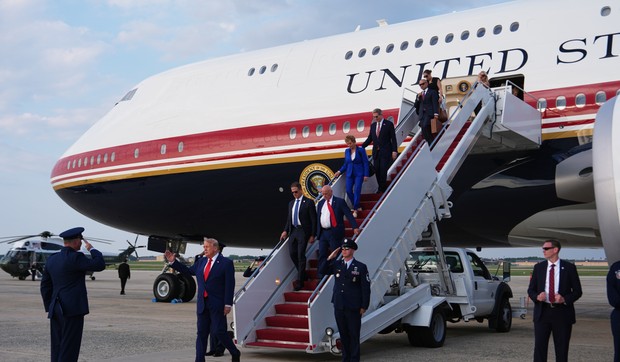 Donald Tramp izlazi iz predsednčkog aviona AIr Force One-a