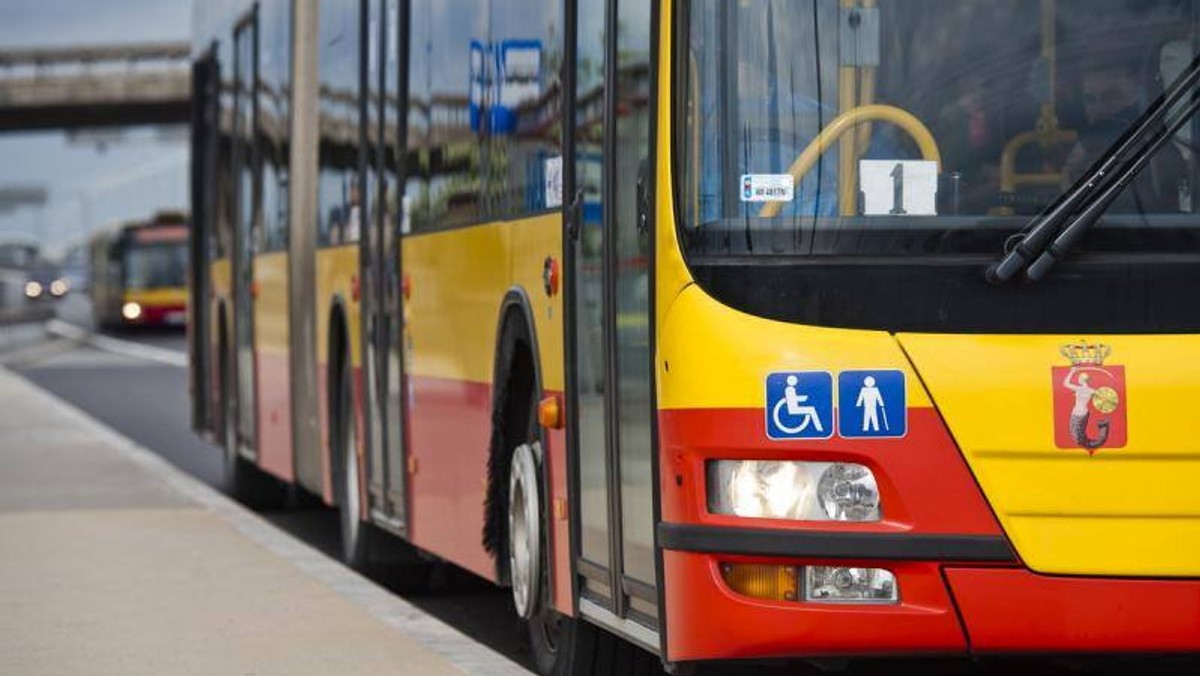 Nową nawierzchnię zyskają przystanki autobusów komunikacji miejskiej przy Dworcu Centralnym w Warszawie. Ich remont rozpoczął się dzisiaj wieczorem. To oznacza, że "wyprowadzić się" stąd będzie musiało kilka linii autobusowych. Podpowiadamy, gdzie będą się teraz zatrzymywały.