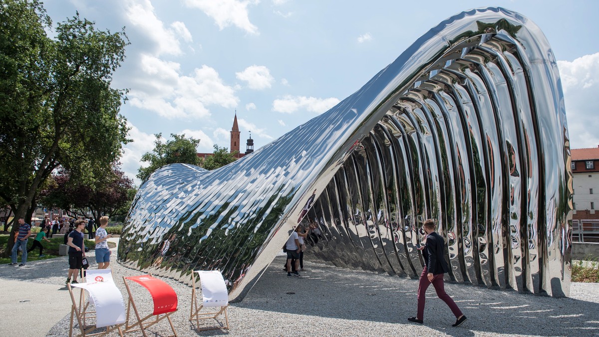 Na Wyspie Daliowej w ścisłym centrum Wrocławia odsłonięto wczoraj rzeźbę wrocławskiego designera Oskara Zięty. Wielkogabarytowa instalacja została umieszczona w centralnym punkcie najmniejszej spośród wrocławskich wysp. Instalacja nosi tytuł "Nawa". Powstała w ramach Europejskiej Stolicy Kultury, którą Wrocław był w ubiegłym roku.