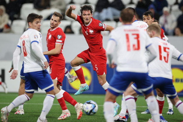 Polacy Tomasz Kędziora (C-L) i Patryk Peda (C-P) podczas meczu eliminacyjnego grupy E piłkarskich mistrzostw Europy Wyspami Owczymi