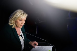 Antysemici i proputiniści. Partia Le Pen wystawia na wybory kandydatów o skrajnych poglądach