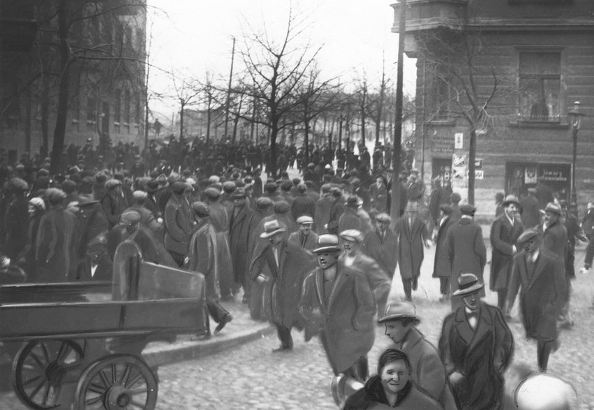 Demonstracja bezrobotnych przed Państwowym Urzędem Pośrednictwa Pracy w Poznaniu. 1934 r. Źródło: Narodowe Archiwum Cyfrowe.