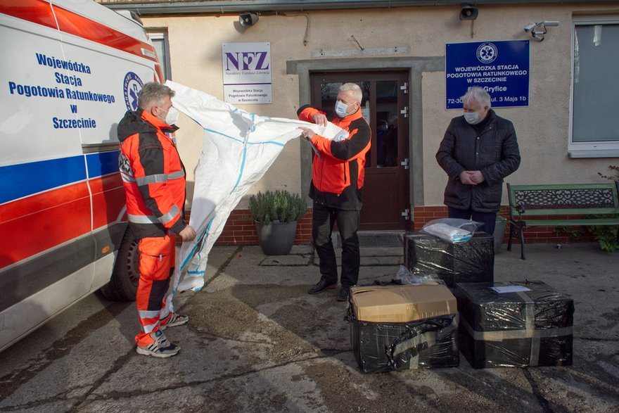 100 sztuk kombinezonów dla Stacji Pogotowia Ratunkowego w Gryficach. Foto:Gmina Rewal