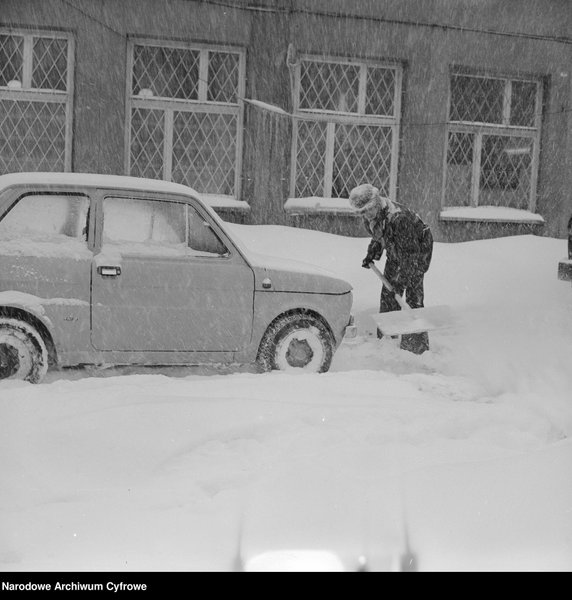 Odśnieżanie chodnika. Widoczny samochód Fiat 126p (Narodowe Archiwum Cyfrowe, 3/40/0/14/161)