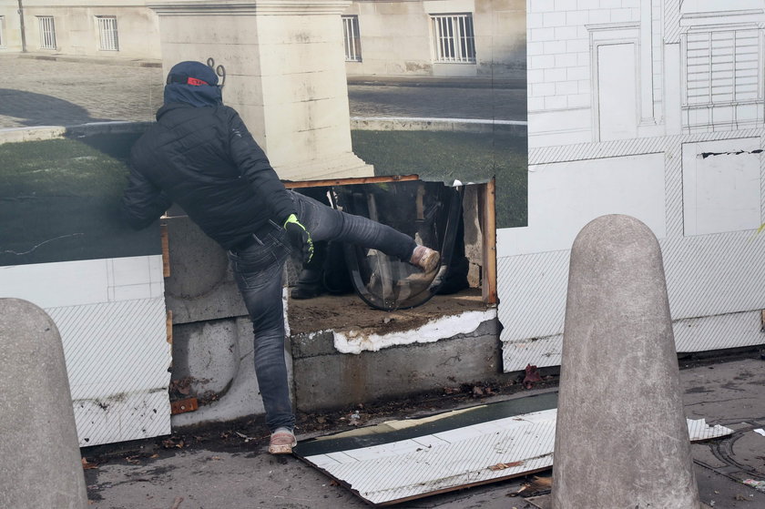 Jeden z demonstrantów w Paryżu stracił rękę