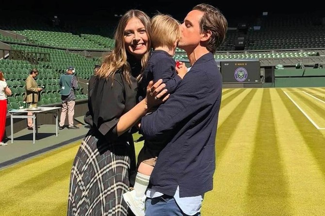 Marija Šarapova sa sinom Teodorom i partnerom Aleksandrom Gilkesom