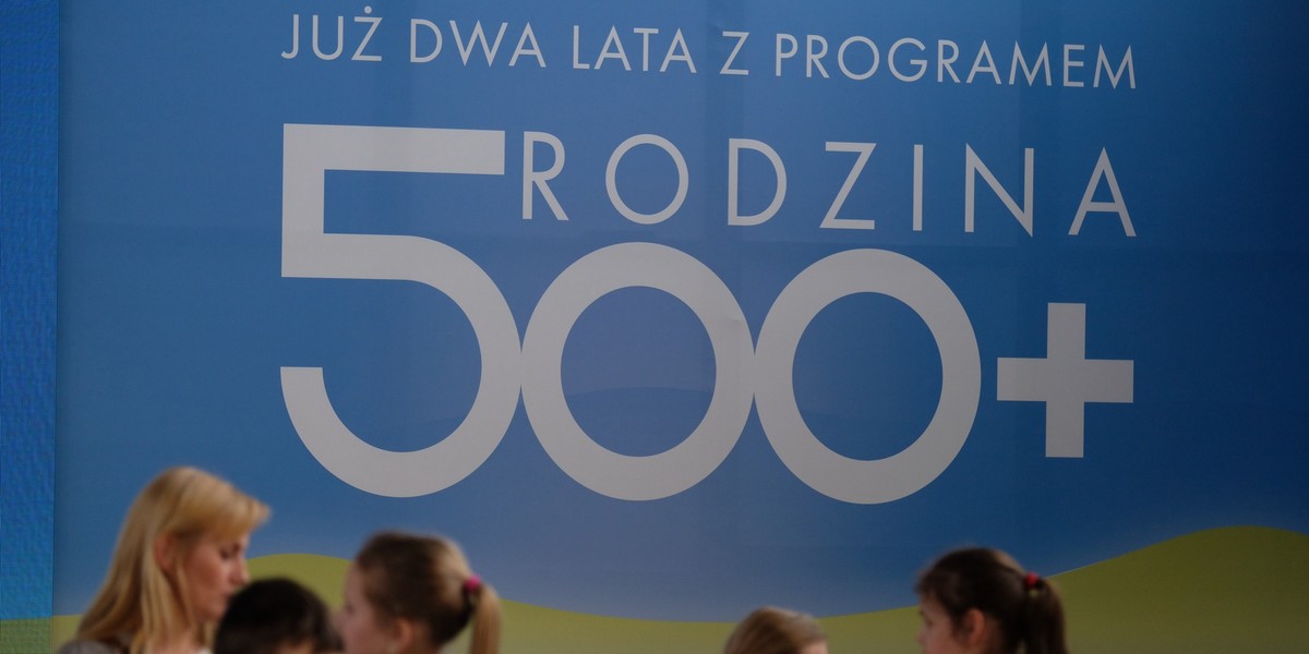 W ramach programu "Rodzina 500 plus" przysługuje świadczenie wychowawcze w kwocie 500 zł miesięcznie na drugie i kolejne dziecko, bez dodatkowych warunków