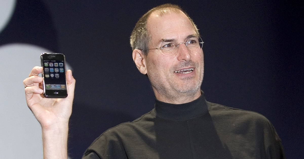 The biggest question for Apple's new CEO: Does he need an iPhone for ...