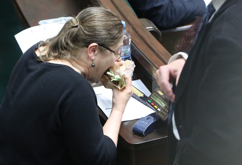 Pawłowicz robi stołówkę na sali sejmowej