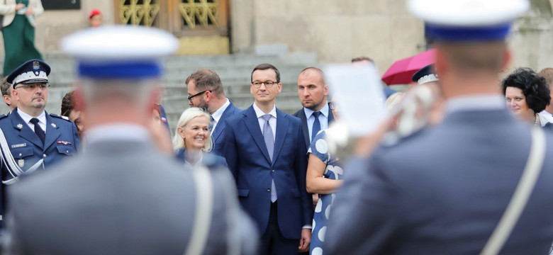 "Premier wybrał machanie ręką do policjantów i rozdawanie baloników". Śląska PO wzywa Morawieckiego do debaty