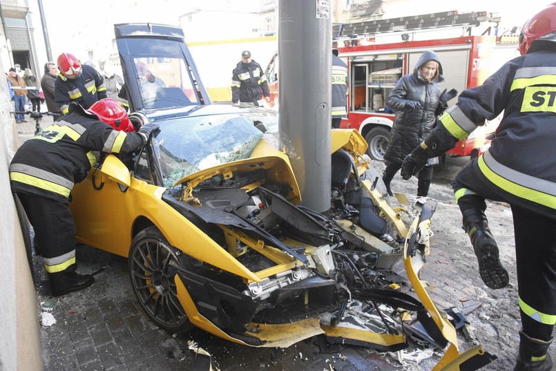 Do wypadku doszło w Sopocie przy Al. Niepodległości. Policja ustaliła, że kierowca lamborghini gallardo, obywatel Niemiec, jadąc w kierunku Gdańska, nie dostosował prędkości do warunków panujących na jezdni. Najpewniej stracił panowanie nad autem i wjechał na chodnik, potrącił jadącego chodnikiem rowerzystę i uderzył w słup oświetleniowy. Kierowca lamborghini i rowerzysta z urazami kończyn trafili do szpitala.