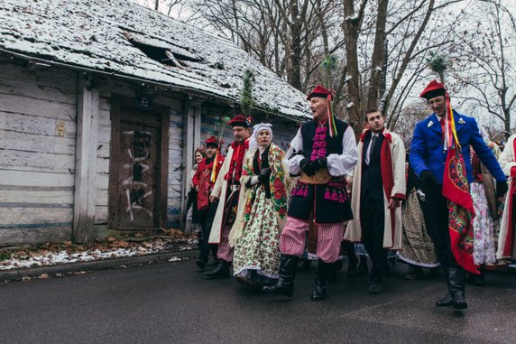 Korowód weselny idzie przez Bronowice