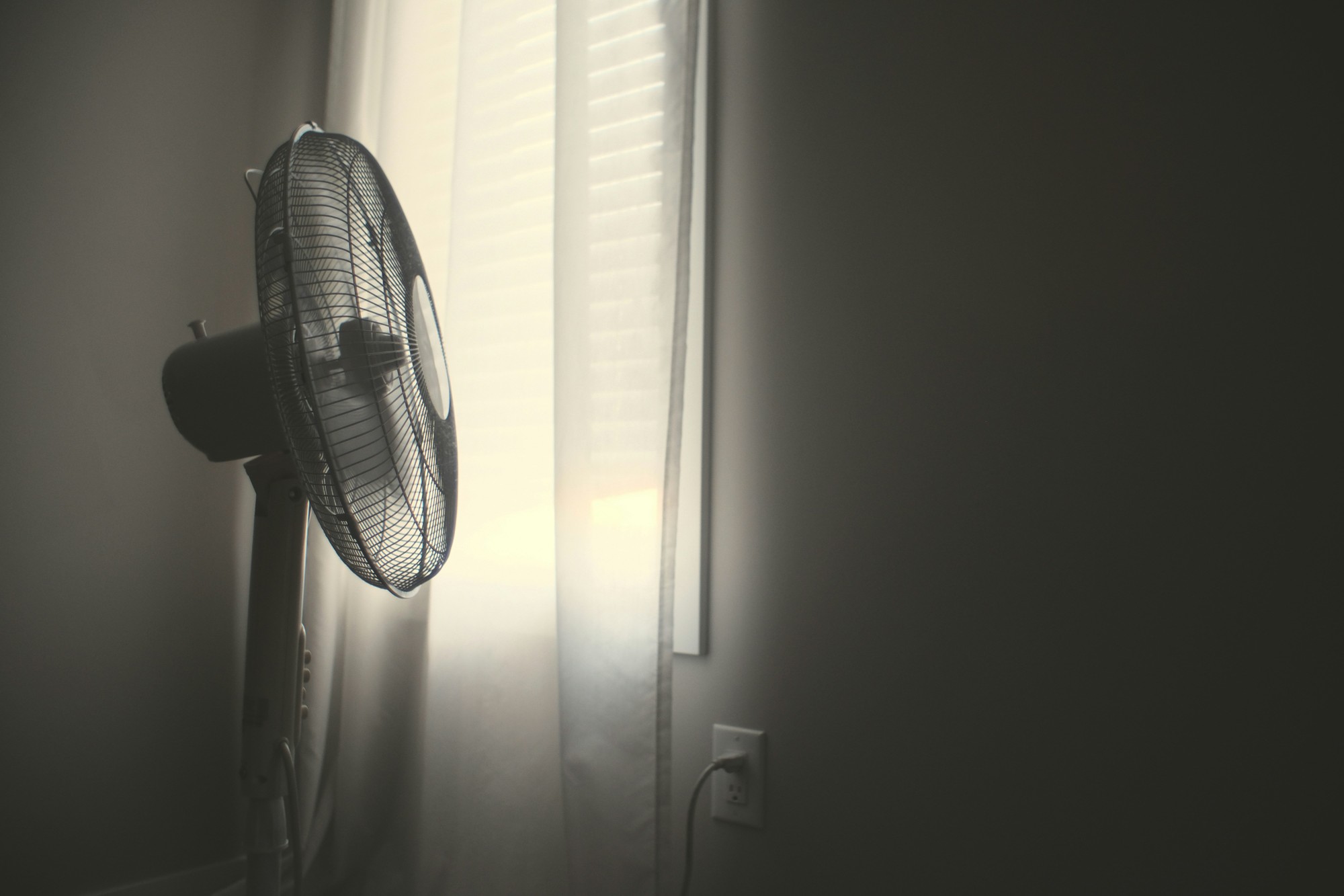 Ventilátor môže byť počas horúcich nocí účinným pomocníkom, ak sa používa správnym spôsobom.