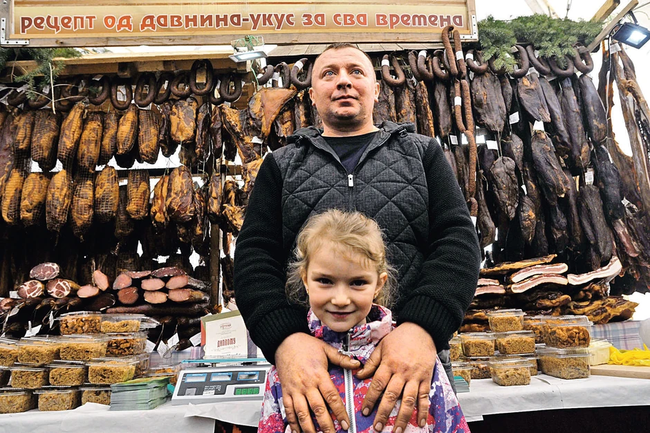 Posao zahteva angažovanost cele porodice: Mitar Marić sa ćerkicom