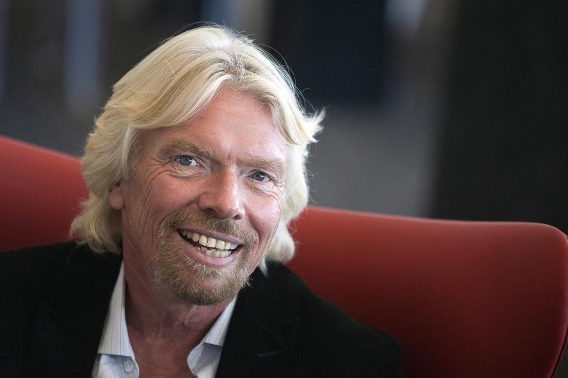 BIO: Richard Branson znany jest z niekonwencjonalnych metod promocji swoich produktów. Szef Virgin Group reklamowął sieć komórkową wisząc nad Times Square ubrany w przepaskę z telefonów. Fot. Paul Morris/Bloomberg