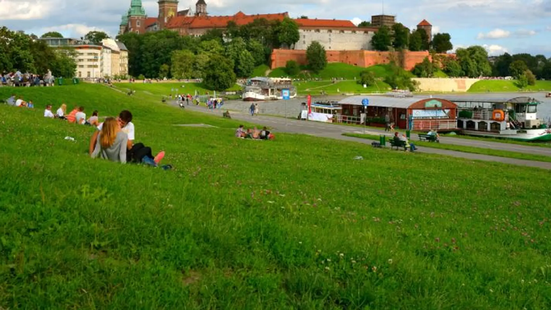 W Warszawie napijesz się piwa nad Wisłą, w Krakowie nie kupisz alkoholu po 22. Radni, może wyluzujecie?