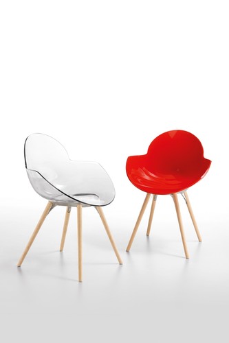 <b>Drewniany design</b>
<br><br>
Dla bardziej odważnych zdecydowanie polecam krzesła z drewnianą podstawą. Od lat jest to hit, który umiejętnie łączy te dwa światy: nowoczesne tworzywo sztuczne i naturalne, stonowane drewno. Siedziska o takim połączeniu to mieszanka idealna. Z jednej strony pokazujemy, że lubimy nowoczesny look, a z drugiej, że mamy w sobie odrobinę klasyki i chcemy czuć w domu „ciepło”, nadając wnętrzu przytulnego klimatu.
Krzesła z drewnianymi nogami i plastikowym siedziskiem pasują zarówno do stołów drewnianych jak i świetnie kontrastują z tymi designerskimi. Niektóre mogą być „uspokojeniem” nawet dla zimnego, szczotkowanego aluminium!