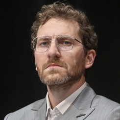 Zagrał Antka w 'Chłopach', chodzi na szczudłach. Co wiemy o Robercie Gulaczyku?