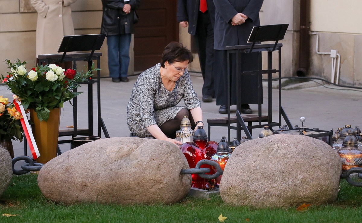 Ewa Kopacz na grobie księdza Jerzego Popiełuszki