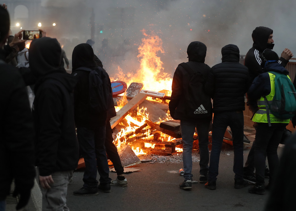 Antycovidowe protesty w Belgii. Starcia z policją
