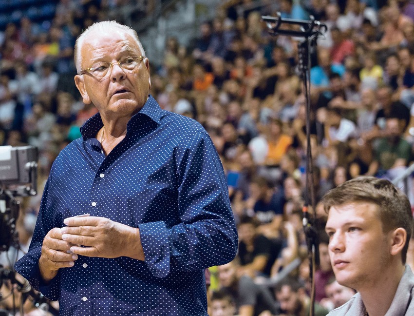 Pored karata, košarkaške zvezde, Dudini prijatelji, poklonili su svoju opremu za aukciju