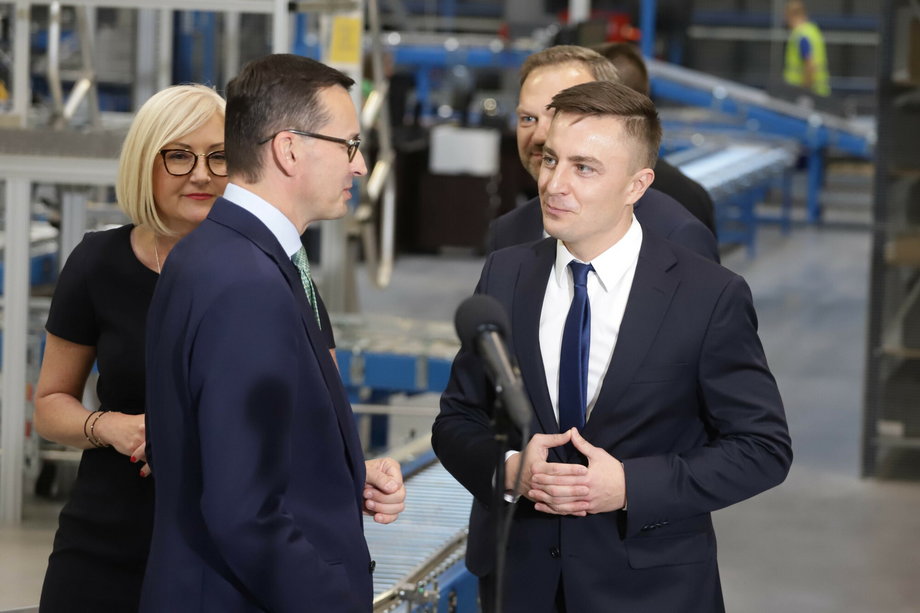 Wizyta premiera Mateusza Morawieckiego w firmie x-kom w 2018 r. Na zdjęciu szef rządu z Michałem Świerczewskim.