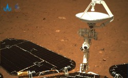 Łazik Zhurong zjechał z lądownika na powierzchnię Marsa