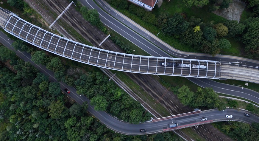 Wiadukt wzdłuż ulicy Strzegomskiej sąsiaduje z olbrzymią konstrukcją, którą po TAT jeżdżą od ponad roku tramwaje i autobusy