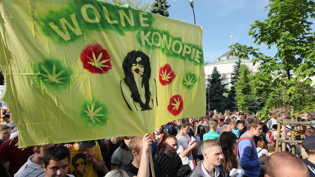 Zarzuty naruszenia nietykalności funkcjonariuszy usłyszeli trzej uczestnicy środowych marszów Wspólnoty Wyznaniowej Ras Tafari, zatrzymani przed Sejmem. Marsze miały być reakcją na odmowę rejestracji innej demonstracji dotyczącej legalizacji marihuany.