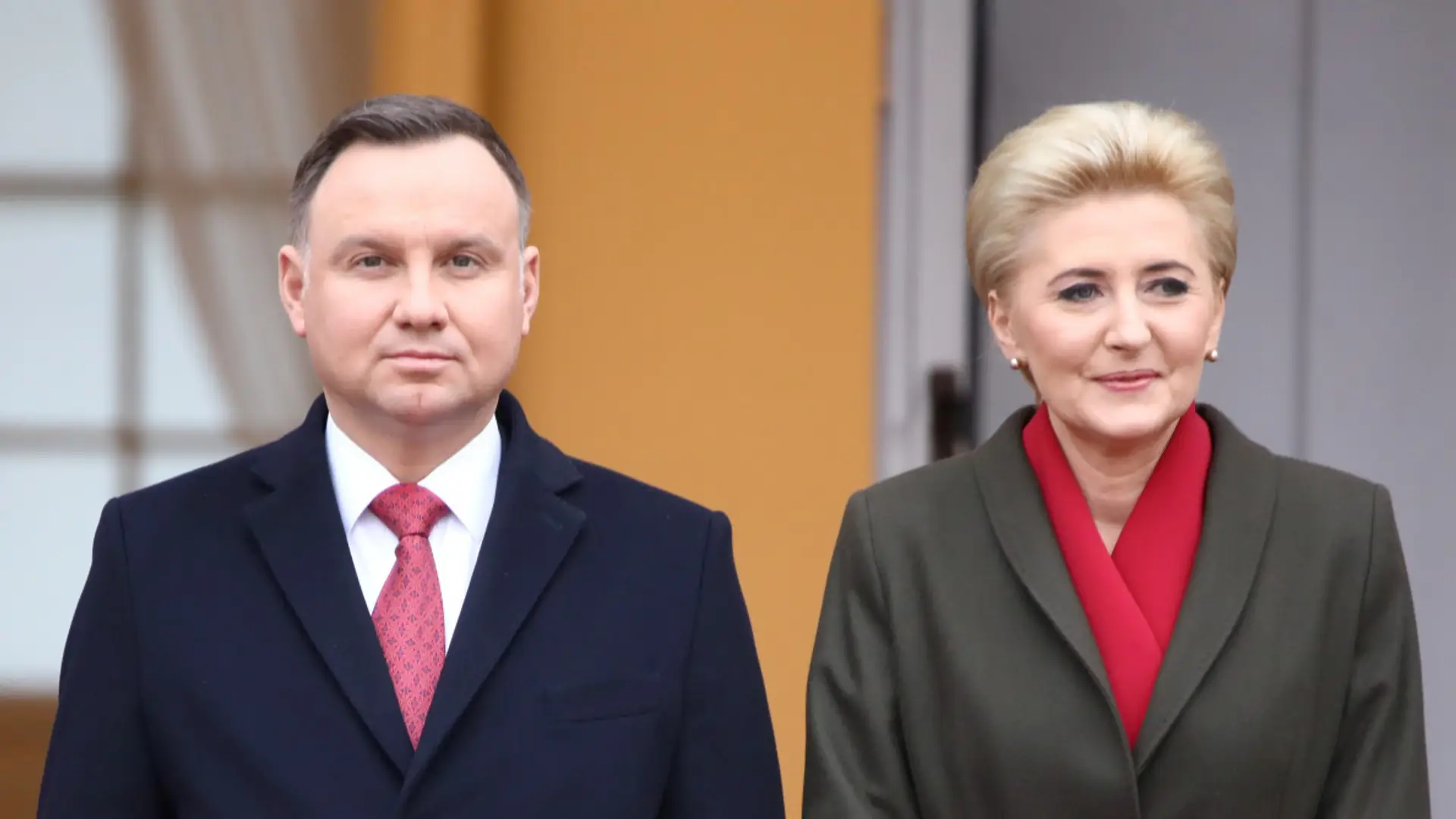 Agata Duda w eleganckim płaszczu podczas wizyty duńskiej pary książęcej