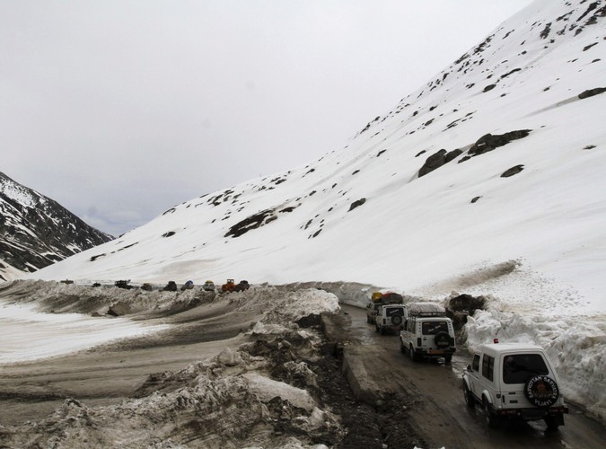 Odśnieżanie drogi w Himalajach