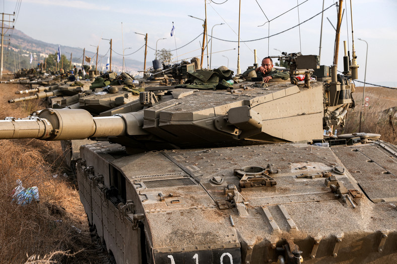 Izraelskie czołgi przy granicy z Libanem. Oddziały chronią kraj przed atakiem wrogiej Izraelowi libańskiej milicji wspieranej przez Iran — Hezbollahu, 11 października 2023.