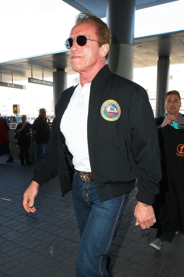 Arnold Schwarzenegger na lotnisku w Los Angeles