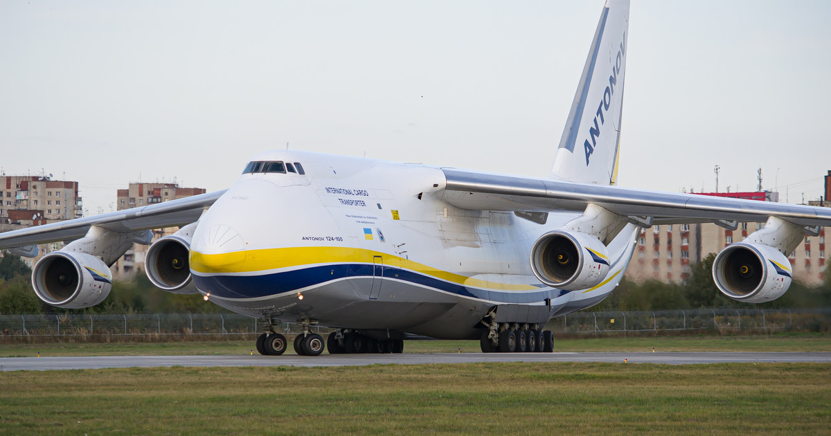 The largest plane in the world in Łódź.  He carries a mysterious cargo [WIDEO]