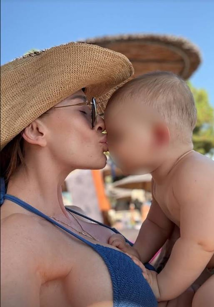 Kaća sa sinom na letovanju