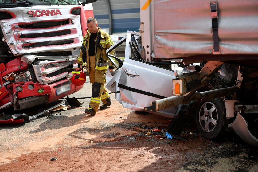 Horror na S8. Auto zgniecione przez TIR-y