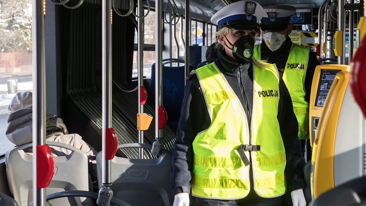 Im więcej obostrzeń ze strony rządu, tym więcej głosów, że więcej z tego będzie kosztów, niż korzyści. Podajemy przykłady Szwecji, Holandii czy Malty, wymieniamy potencjalne zyski – zarówno ekonomiczne, jak i społeczne. Tyle że logika epidemii jest brutalna. I daje nam co najmniej kilka powodów, by nie pozwalać na swobodne zakażanie się młodych ludzi.