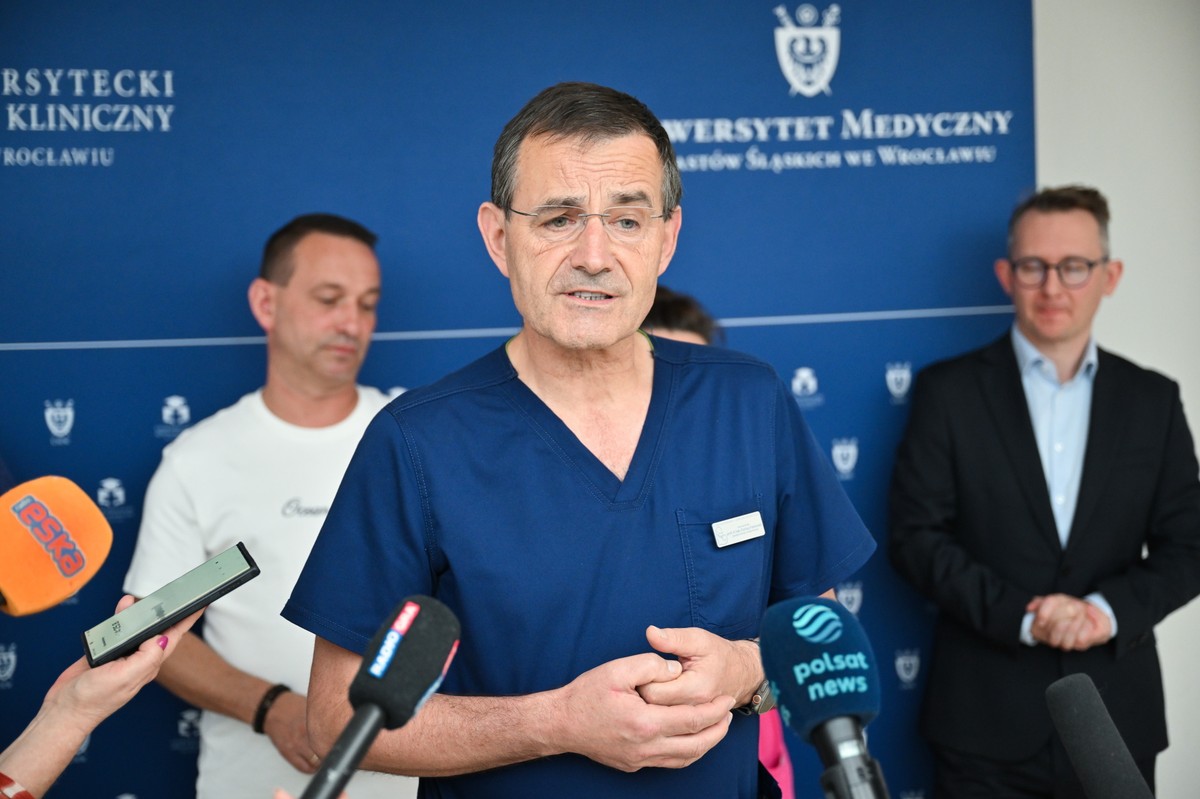 Kierownik Kliniki Chirurgii i Urologii Dziecięcej USK prof. dr hab. Dariusz Patkowski na konferencji prasowej w siedzibie Uniwersyteckiego Szpitala Klinicznego we Wrocławiu. Spotkanie dotyczyło zabiegu rekonstrukcji tchawicy u 4-letniej Hani.