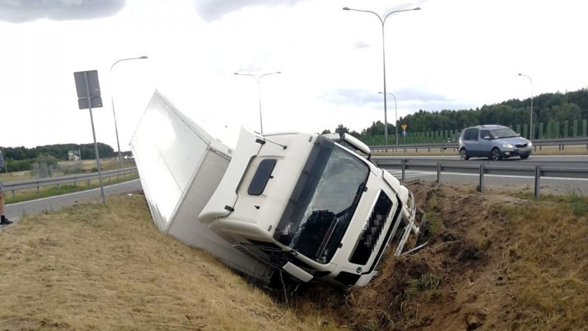 Wielką ciężarówkę leżącą w rowie przy autostradzie zauważył funkcjonariusz CBŚP, który jechał w kierunku Warszawy. Tir wywrócił się chwilę wcześniej. Policjant zatrzymał auto i wysiadł, by udzielić pomocy kierowcy. Ten, po wydostaniu się z kabiny, próbował uciekać. Funkcjonariusz go złapał i obezwładnił. Okazało się, że kierowca tira miał prawie trzy promile alkoholu w organizmie.