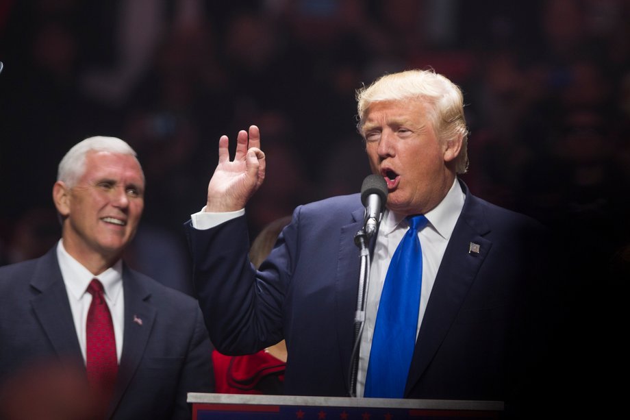 Mike Pence i Donald Trump dzień przed wyborami na wiecu w New Hampshire