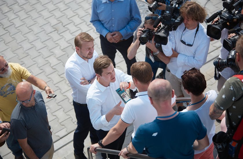 Przepychanki posłów przed wejściem na konferencje Trzaskowskiego