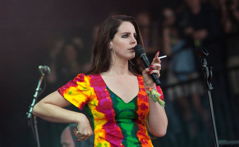 Lana Del Rey na słynnym Glasto promowała swój nowy album "Ultraviolence", ale wykonała też swoje wielkie hity z "Born To Die", "Summertime Sadness" czy "Video Games". Znakomicie przyjęta przez festiwalową publikę, rewanżowała się fanom szepcząc zmysłowo: – Love you too. I wszystko byłoby pięknie, gdyby nie popalała na scenie papierosów. Nie lubimy się czepiać, ale to kiepski przykład, szczególnie dla młodych wielbicieli Amerykanki...