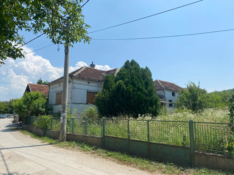 Kuća Ane Nikolić u Donjoj Mutnici sva u korovu
