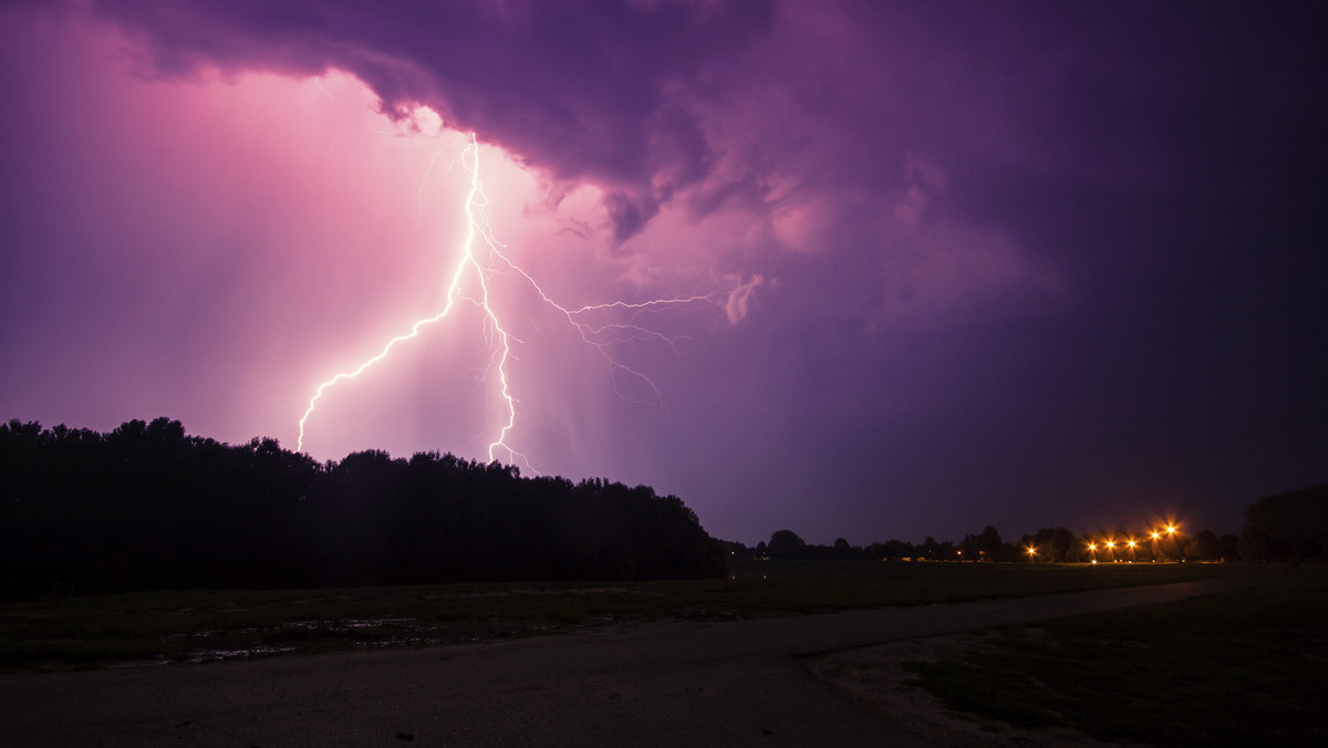 Instytut Meteorologii i Gospodarki Wodnej nieustannie przestrzega przed występującymi upałami oraz możliwymi burzami z gradem. Najgroźniejsze, trzeciego stopnia, ostrzeżenia wydano aż dla czterech województw południowej Polski. Łącznie wydano komunikaty dla dwunastu województw.