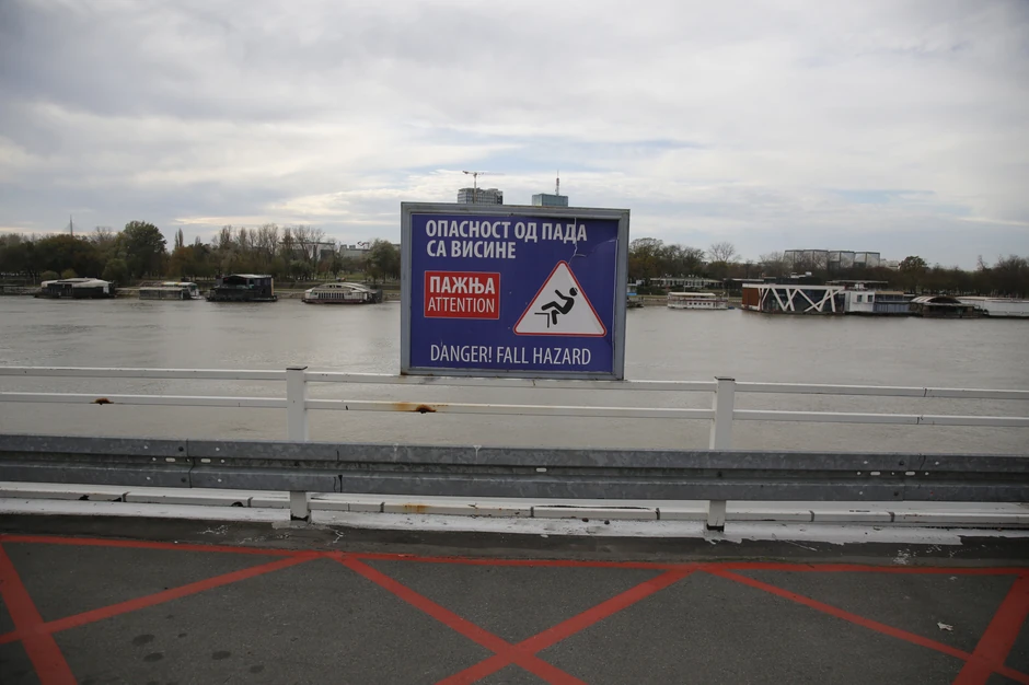 Upozorenje koje se nalazi na ograđenom parkingu u blizini mesta odakle je mladić pao